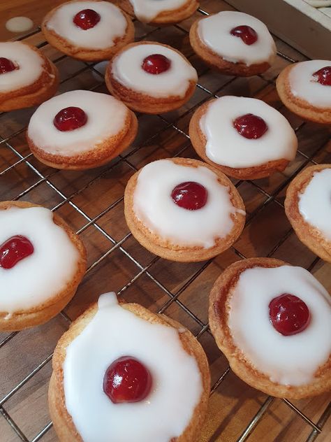 Bakewell Muffins, Bakewell Cupcakes, Bakewell Tart Recipe, Cherry Bakewell Tart, Bakewell Tarts, Banana Curry, British Foods, English Desserts, English Recipes