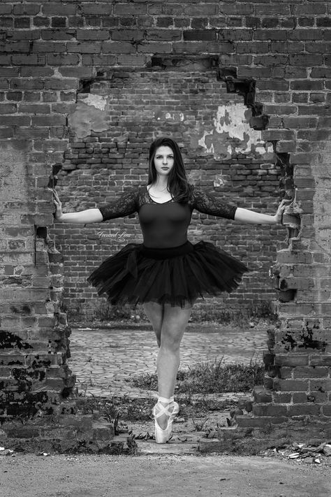 Dancer Senior Pictures, Outdoor Dance Photography, Dance Senior Pictures, Ballerina Photography, Ballerina Poses, Senior Year Pictures, Senior Photoshoot Poses, Dance Picture Poses, Dancer Photography