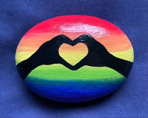 Painted Rocks Silhouette, Heart Stone Painting, Painted Rocks Hearts, Pretty Painted Rocks, Triangle Rock Painting, Diy Painted Rocks Ideas, Heart Shaped Rock Painting Ideas, Stenmaling Ideas, Stone Art Painting Easy