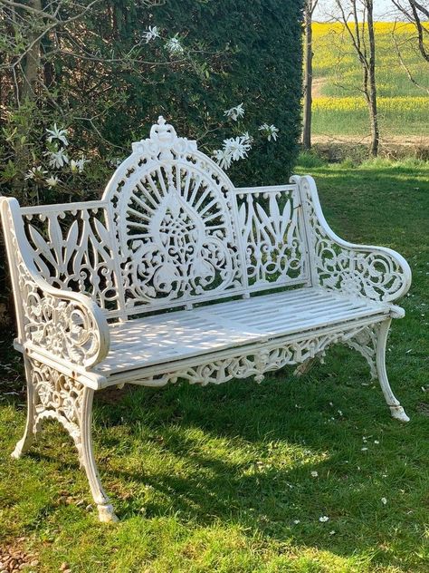 Iron Bistro Set, Cast Iron Garden Bench, Romantic Bedrooms, Garden Antiques, Cast Iron Bench, Victorian Table, Wrought Iron Decor, Garden Benches, Small Balcony Design