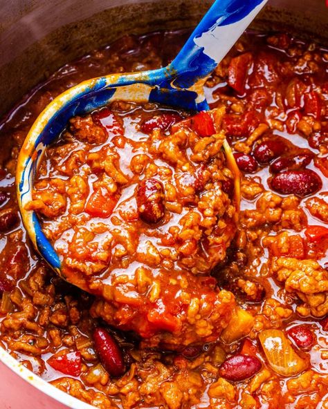 Vegan Chilli Con Carne - School Night Vegan Vegan Chilli Con Carne, Vegan Tikka Masala, Chili Con Carne Recipe, Spicy Peanut Noodles, Vegan Chilli, Vegan Bolognese, Vegan Sour Cream, Vegan Chili, Vegan Beans