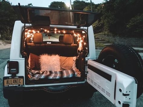 Sleepover Friends, Truck Bed Date, Dream Dates, Vsco Summer, Jeep Camping, Romantic Date Night Ideas, Diy Camper Remodel, Car Deco, Cute Date Ideas