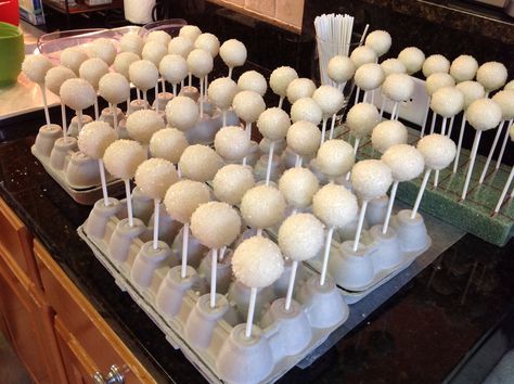 Cake Pops On Cake Decoration, Cake Pop Carrier, Cakepop Holder Ideas, Cake Pops Stand Diy, How To Make A Cake Pop Stand Diy, How To Dry Cake Pops, Easy Cake Pop Decorating, Cake Pop Presentation Ideas, Diy Cake Pop Display