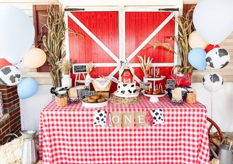 20 Fall Birthday Party Ideas for Kids - Lady Celebrations Fall Farm Birthday Party, Fall Birthday Party Ideas, Pumpkin Decorating Party, Kids Birthday Party Activities, Fall Birthday Party, Farm Harvest, Kids Birthday Party Food, Kids Party Inspiration, Party Activities Kids