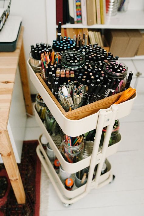 Artist Room Aesthetic, Pencil Organization, Home Art Studios, Rangement Art, Art Studio Space, Art Studio Organization, Art Supplies Storage, Art Studio Room, Art Studio Design