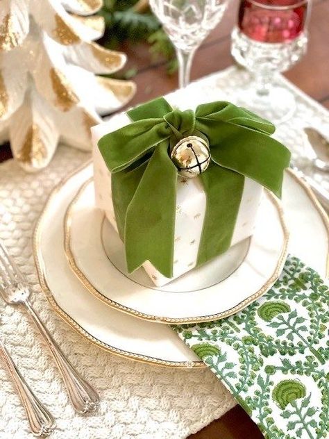 Gift Wrapping Inspiration, Christmas Entertaining, Tablescape Ideas, Christmas Tablescape, Holiday Tablescapes, 12 December, Christmas Tablescapes, Festive Tables, Christmas Table Settings