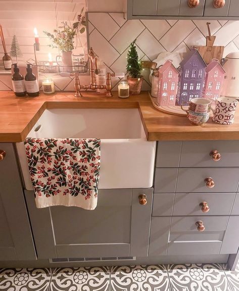 Cottagecore Kitchen Aesthetic, Kitchen Cottagecore, Classic Farmhouse Kitchen, Best Hacks, Cottagecore Kitchen, Feature Tiles, Shabby Chic Kitchen, Farmhouse Style Kitchen, Diy Kitchen