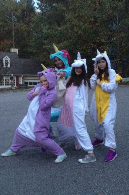 We love our fans!! Thanks to our friend Marge for sending us this pic of her daughter and friends celebrating their #Halloween in proper kigurumi-style!  www.kigurumi-shop.com Matching Onesies For Trio, Onesie Halloween Costumes Group, Onesie Halloween Costumes Trio, Trio Halloween Costumes Onesie, Doubles Costumes, Onesie Halloween Costumes Duo, Onesie Ideas Women, Pijama Party Outfit, Onesie Halloween Costumes