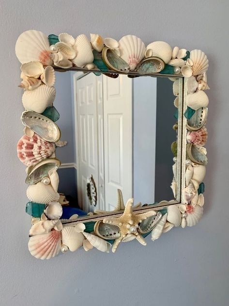 Mirror decor ideas Beach Art Diy, Coastal Mirror, Surf Room Decor, Mirror Decor Ideas, Sea Shells Diy, Mirror Tile, Seashell Mirror, Shell Tiles, Interior Mirror