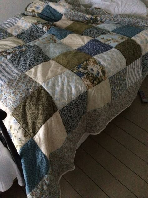 Vintage Quilt Aesthetic, Quilt Aesthetic Bedroom, Dark Academia Quilt, Cottage Core Quilt, Quilts Aesthetic, Quilt Bedroom Decor Ideas, Aesthetic Quilts, Quilt Bedding Ideas, Quilt On Bed