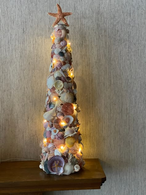 Shell Xmas Trees, Christmas Shell Art, Seashell Crafts Diy Home Decor, Beach Shell Crafts, Diy Seashell Crafts, Ocean-inspired Shell For Beach Season Gift, Ocean-inspired Shell Gift For Beach Season, Seashell Tree, Seashell Christmas Tree