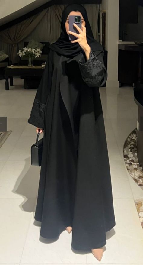 Hijabi Business Women, Cute Abayas, Black Abaya Aesthetic, Emirati Abaya, Abaya Business, Abaya Aesthetic, Khaleeji Abaya, Muslim Long Dress, Abaya Designs Latest