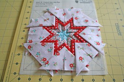 lovely little handmades: a folded star tutorial! Folded Star Pattern, Folded Star, Sew Christmas, Prairie Points, 45 Degree Angle, Star Tutorial, Fabric Origami, Quilt Modernen, Folded Fabric Ornaments