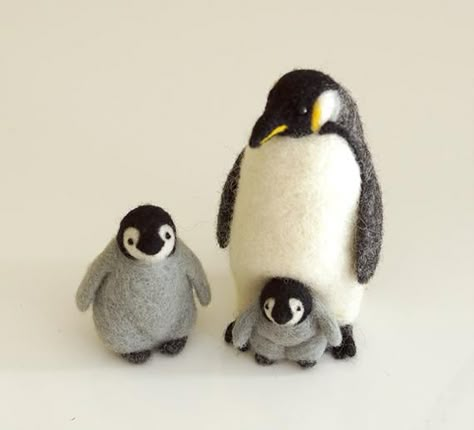 Felted Penguin, Felt Penguin, Felt Christmas Tree Decorations, Penguin Family, Felt Animal Patterns, Monster Coloring Pages, Needle Felting Diy, Needle Felted Christmas, Felt Christmas Decorations