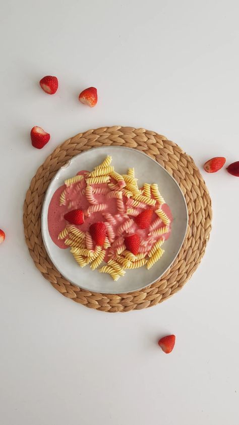 Strawberry pasta Strawberry Pasta, Pasta Mama, Recipe Website, Food Website, Strawberry Banana, Pasta Recipe, Food Stuff, Doesn't Matter, Kefir