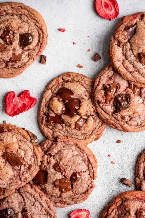 Nothing is better than biting in these strawberry chocolate chip cookies. This easy cookie recipe tastes just like a chocolate covered strawberry Deli Roll Ups, Zucchini Garlic Bites, Deli Roll, Garlic Bites, Strawberry Chocolate Chip, Strawberry Chocolate Chip Cookies, Italian Deli, Strawberry Shortcake Recipes, Strawberry Cookies