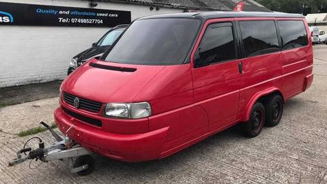 This builder created a custom camper out of an overhauled VW Transporter by covering the wheels and stripping the interior. Transporter Conversion, Vw Transporter Conversions, Vw Transporter Camper, T4 Bus, Volkswagen T4, Chevrolet Van, Camp Trailer, Vw Ideas, Vw Vanagon