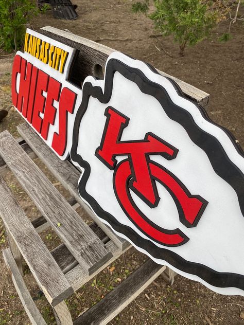 Chiefs Arrowhead Sign - Etsy Diy Kansas City Chiefs Gifts, Kansas City Chiefs Bedroom, Chiefs Crafts, Kansas City Chiefs Gifts, Football Party Decorations, Chiefs Kingdom, Americana Crafts, Superbowl Champions, Kansas City Chiefs Football