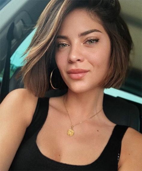 Hair For Beach, Short Bobs Haircuts, Shaggy Short Bob, Stacked Haircut, Bob Haircuts For Fine Hair, Hairstyles For Thick Hair, Short Bobs, Bob Haircut For Fine Hair, Summer Hairstyles For Medium Hair