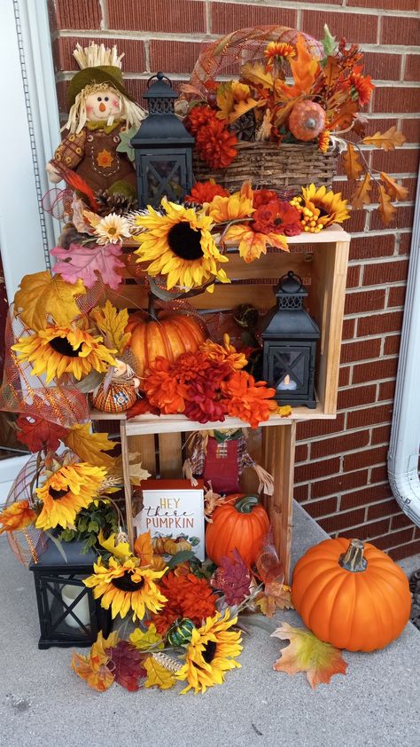 Autum Decorations House, Fall Crate Decor, Diy Fall Front Porch Decor, Autum Decorations, Fall Front Porch Decor Ideas, Fall Front Porch Ideas, Decoration Vitrine, Front Porch Christmas Decor Ideas, Porch Christmas Decor Ideas