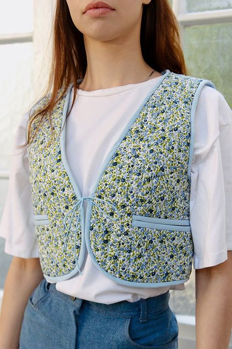 JULIANA MARTEJEVS Emily Vest - PDF (1) Bee Corset, Easy Vest Pattern, Quilted Vest Pattern, Quilted Vest Outfit, Diy Vest, Vest Sewing, Unique Sewing Patterns, Pre Quilted Fabric, Diy Pants