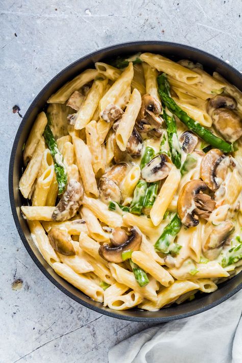 This asparagus mushroom pasta recipe is simple, tasty, comforting and awesome. Recipesfromapantry.com Mushroom Asparagus Pasta, Asparagus Pasta Recipes, Mushroom Asparagus, Asparagus Mushroom, Mushroom Recipes Pasta, Quick Pasta Recipes, Asparagus Pasta, Pasta Fatta In Casa, Mushroom Pasta