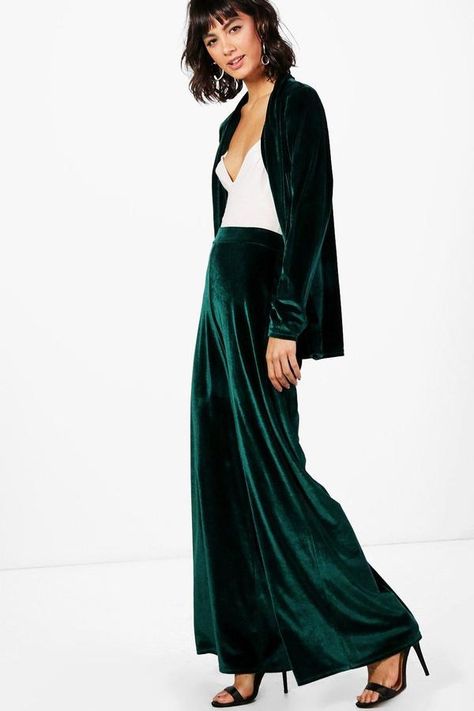 Silk Suit Women, Turquoise Color Schemes, Green Velvet Suit, Fall Outfit Essentials, Fall Clothing Essentials, Romantic Minimalist, Outfit Essentials, Look Magazine, Velvet Suit