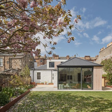 A smart, contemporary extension on this period bungalow was accepted as a sympathetic addition by planners and the finished result is breathtaking Bungalow Extension Plans, Bungalow Addition, Timber Sliding Doors, Contemporary Bungalow, Room Architecture, Bungalow Extensions, Architects House, Zinc Roof, Building An Addition