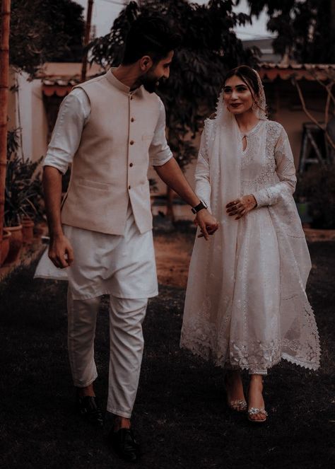 Wedding Shoot Poses Pakistani, Nikha Dresses Pakistani Couple, Couple Photography Poses Indian Wear, Desi Wedding Couple Aesthetic, Pakistani Wedding Couple Photoshoot, Nikkah Shoot Poses, Engagement Photos Outfits Pakistani, Couple Poses In Ethnic Wear, Pakistani Engagement Photos