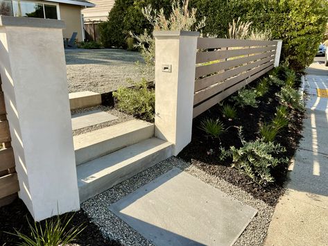 Fence For Front Yard, California Bungalow Exterior, Modern Landscaping Front Yard, Low Fence, Yard Wall, House Fence, Yard Area, House Fence Design, Modern Front Yard