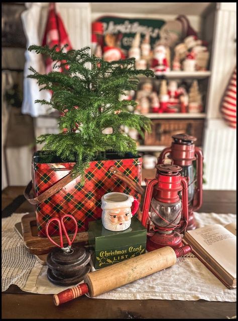 Trendy Christmas Decor, Christmas Booth, Traditions Around The World, Merry Christmas Yall, Country Christmas Decorations, Farmhouse Vintage, Easy Christmas Decorations, Santa Mugs, Old Fashioned Christmas