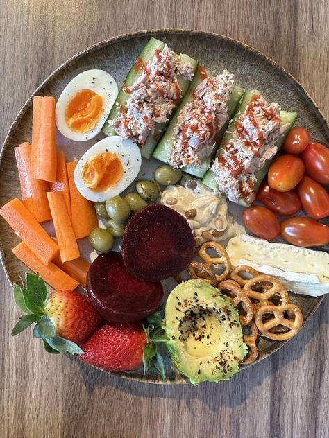 Healthy Snack Plate, Cycle Food, Filling Foods, Cycling Food, Simple Eating, Snack Plates, Filling Food, Snack Board, Health Dinner Recipes