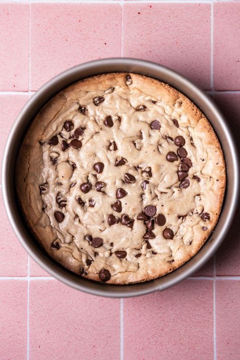 This easy chocolate chip cookie cake recipe is super gooey and chocolatey in the middle and has a crispy edge. It's topped with an easy chocolate frosting and colorful sprinkles. It's the perfect easy dessert for birthday parties or any party or celebration if you don't want to make an actual cake! Mini Cookie Cake Recipe, Dessert For Birthday, Easy Homemade Chocolate Chip Cookies, Mini Cookie Cake, Chocolate Chip Cookie Cake Recipe, Homemade Chocolate Chips, Homemade Chocolate Chip Cookies, Chocolate Chip Cookie Cake, Easy Chocolate Chip Cookies