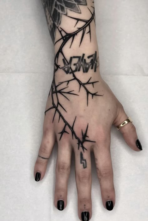 Rose Thorn Tattoo, Tato Grunge, Gotik Tattoo, Thorn Tattoo, Tato Tradisional, Omerta Tattoo, Skeleton Hand Tattoo, 4 Tattoo, Vine Tattoos