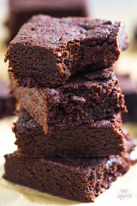 Healthy Fudgy Brownies (Refined Sugar-Free) Healthy Fudge Brownies, Healthy Brownie Recipe, Healthy Brownie, 40 Aprons, Brownie Recipes Healthy, Resep Brownies, Fudgy Brownie Recipe, Chewy Brownies, Healthy Brownies