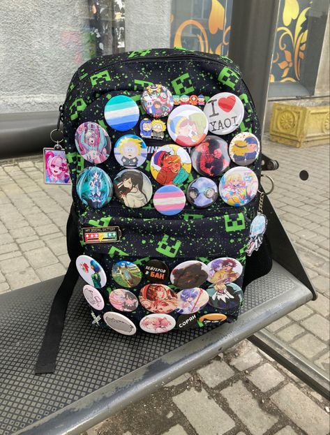 Pins On Bag, Backpack Ideas, Backpack With Pins, Fairy Garden Birthday Party, Decorated Bags, Backpack Decoration, Inside My Bag, Bag Pins, Scene Outfits