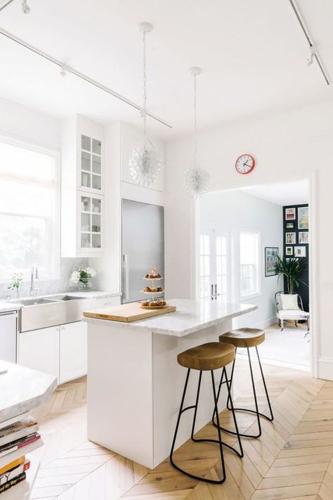 Small Kitchen Islands, Boho Modern Kitchen, Moodboard Interior Design, House Ireland, White Kitchen Cupboards, Western Auto, Bathroom Antique, Small White Kitchens, Portable Kitchen Island