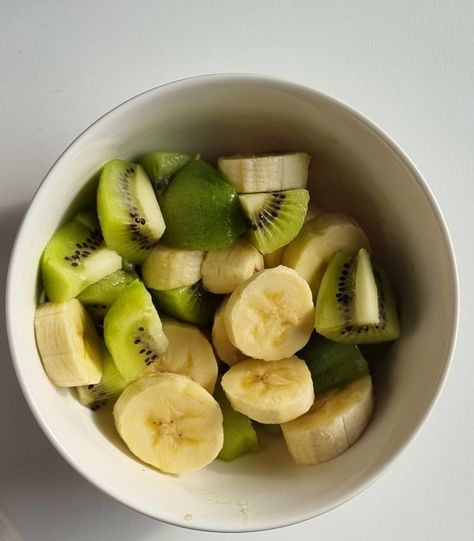 Kiwi Aesthetic, Kiwi Breakfast Ideas, Kiwi Snacks, Banana Fruit Aesthetic, How To Eat Kiwi Fruit, Kiwi Eating Kiwi, Food Calories List, Kiwi And Banana, Evening Snacks