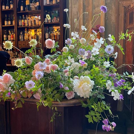 Simple and seasonal using only pure white corncockle and ammi majus, this is one of our favourite wedding pieces from last summer… | Instagram Summer Floral Arrangements Wedding, Garden Wedding Flowers Arrangements, Sophie Hall, Ammi Majus, Wedding Pieces, Centerpiece Inspiration, Arrangement Flowers, English Flowers, Garden Wedding Flowers