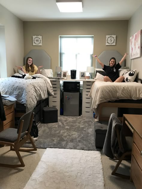 Room Decor Dorm College Students, Roomate Ideas College, Dorm Room Setup, College Bedroom Decor, Dorm Room Doors, Student Bedroom, Girl Dorms, Dream Dorm, College Bedroom