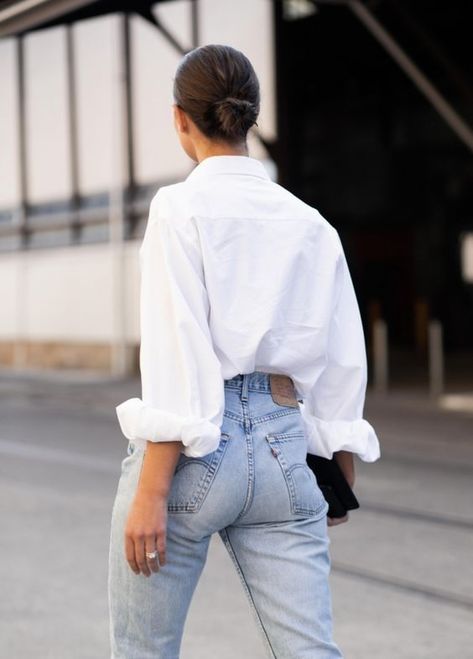 When In Doubt Wear Blue Denim Jeans And A Classic White Shirt Jeans And White Shirt, White Shirt And Blue Jeans, Minimalist Moda, White Shirt Outfits, Style Casual Chic, Classic White Shirt, Chique Outfits, Outfit Chic, Look Retro