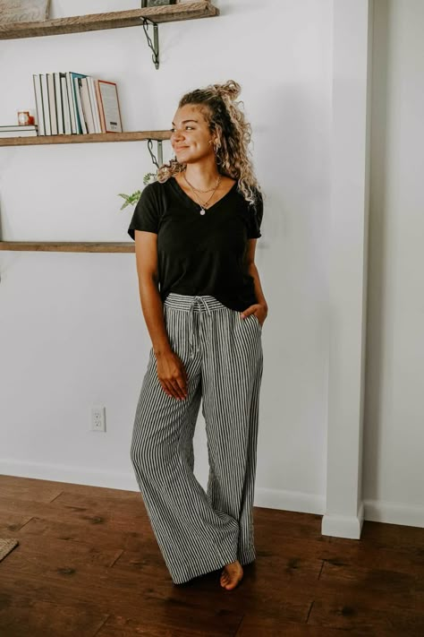 4 Stylish Mom Outfits That You Can Wear at Home and Out Mama Style Outfits Casual, Non Frumpy Mom Outfits, Boho Casual Work Outfit, Mom Boho Style, Comfy Outfits For Moms, Cute Short Sleeve Outfits, New Mom Wardrobe, Comfy Mom Outfits Fall, Gen Z Mom Outfit