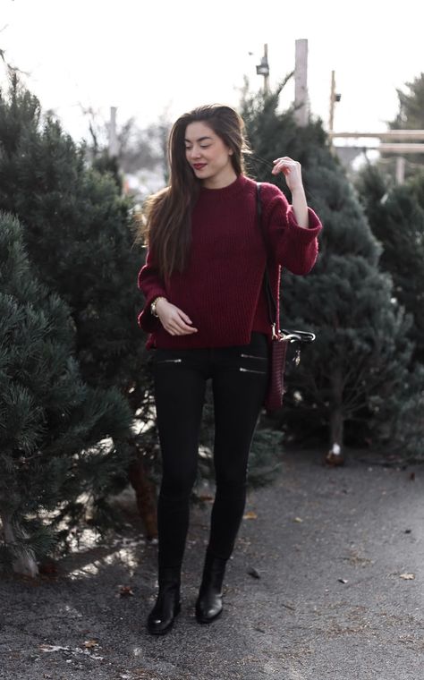 Wine knit sweater+black skinny jeans+blac Chelsea ankle boots+burgundy shoulder bag. Perfect cold weather stylin'. Black Jeans With Red Top, Red Chelsea Boots Outfit, Burgandy Sweater Outfits, Burgundy Sweater Outfit Winter, Maroon And Black Outfit, Wine Sweater Outfit, Outfit Sueter Vino, Maroon Knit Sweater Outfit, Black And Burgundy Outfit