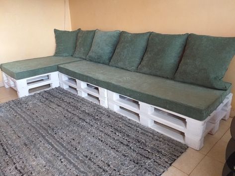 The L-shaped couch is made from flat pallets and has no backrest it utilizes the wall as its backrest. It is therefore spacious enough to be used as a daybed. L Shape Pallet Sofa, Diy L Shaped Couch, House Planner, L Shaped Sofa Designs, Crate Bench, Pallet Sectional, Shaped Couch, Diy Pallet Sofa, Pallet Crates