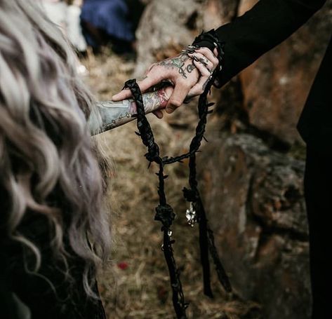 Witchy Wedding Bridesmaid, Witch Core Wedding, Salem Wedding Ideas, Handfasting Pictures, Handfasting Aesthetic, Witch Marriage, Spooky Wedding Photos, Dark Cottage Core Wedding, Goth Wedding Photos