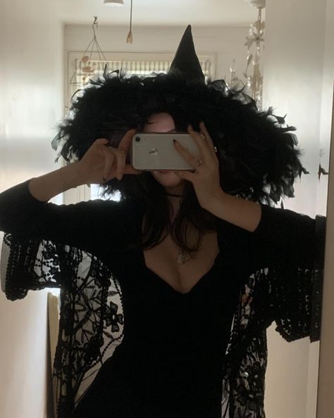 Witch Costume Black Women, White Witch Outfit, Witch Aesthetic Costume, Cool Witch Costumes, Witch Costumes Aesthetic, Witch Costumes For Women Diy, Fancy Witch Costume, Simple Witch Costume, Plus Size Witch Costume