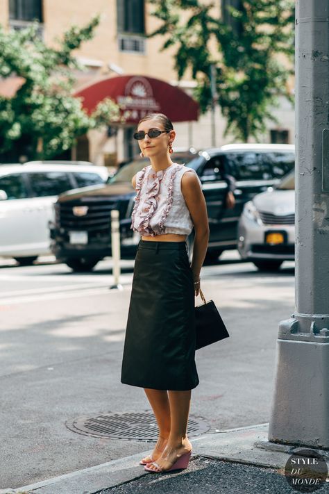 Jenny Walton, Casual Glamour, 23 Style, Plunging Dress, 2020 Street Style, Lana Condor, Reportage Photography, New York Fashion Week Street Style, Fashion Things