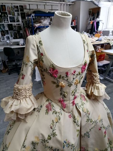 18th Century Gown, 18th Century Dress, Rococo Fashion, 18th Century Clothing, 18th Century Fashion, Old Dresses, Period Outfit, Century Clothing, Beautiful Costumes