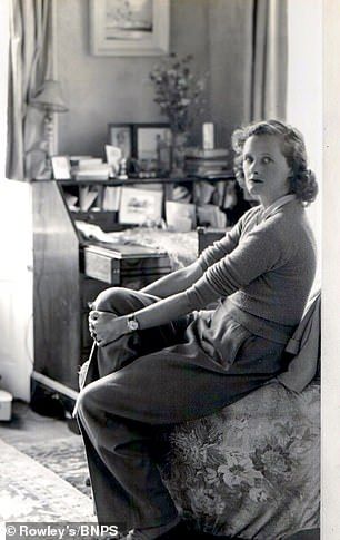 Daphne du Maurier (pictured in her study) wrote the two poems before her literary fame Alfred Hitchcock The Birds, Jamaica Inn, Daphne Du Maurier, Tartan Skirt, Princess Elizabeth, Young Prince, Writers And Poets, Book Writer, One Photo