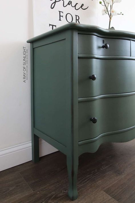 Check out this before and after dresser makeover with green chalk paint! Learn how to paint furniture with chalk paint and get more diy dresser makeover ideas here! Dark Green Dresser, Green Painted Dresser, Green Dresser Makeover, Serpentine Dresser, Green Chalk Paint, Green Bedroom Furniture, Green Nightstands, Green Painted Furniture, Green Dresser